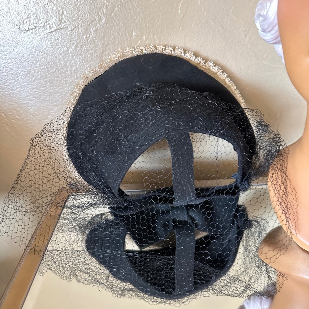 CLASSY 1940s' BLACK FELT HAT + OPEN CROWN AT BACK, LARGE BOW, WHITE TRIM & VEIL - Picture 11 of 13